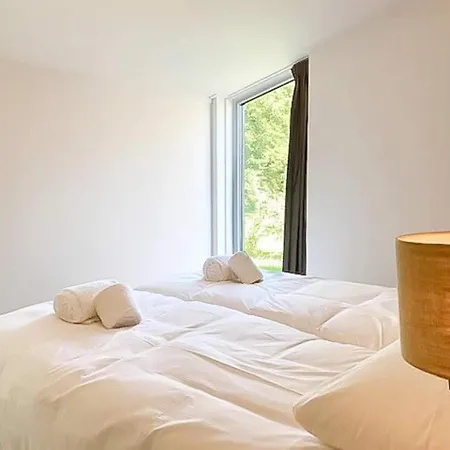 Modern Coastal Retreat With Garden בית נופש *