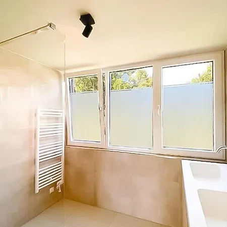 Modern Coastal Retreat With Garden בית נופש