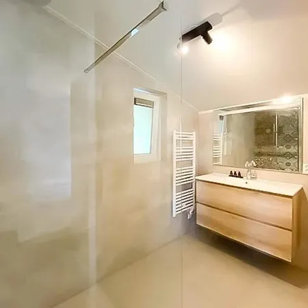 Modern Coastal Retreat With Garden בית נופש